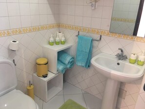 Kombinert dusj/badekar, hårføner og håndklær