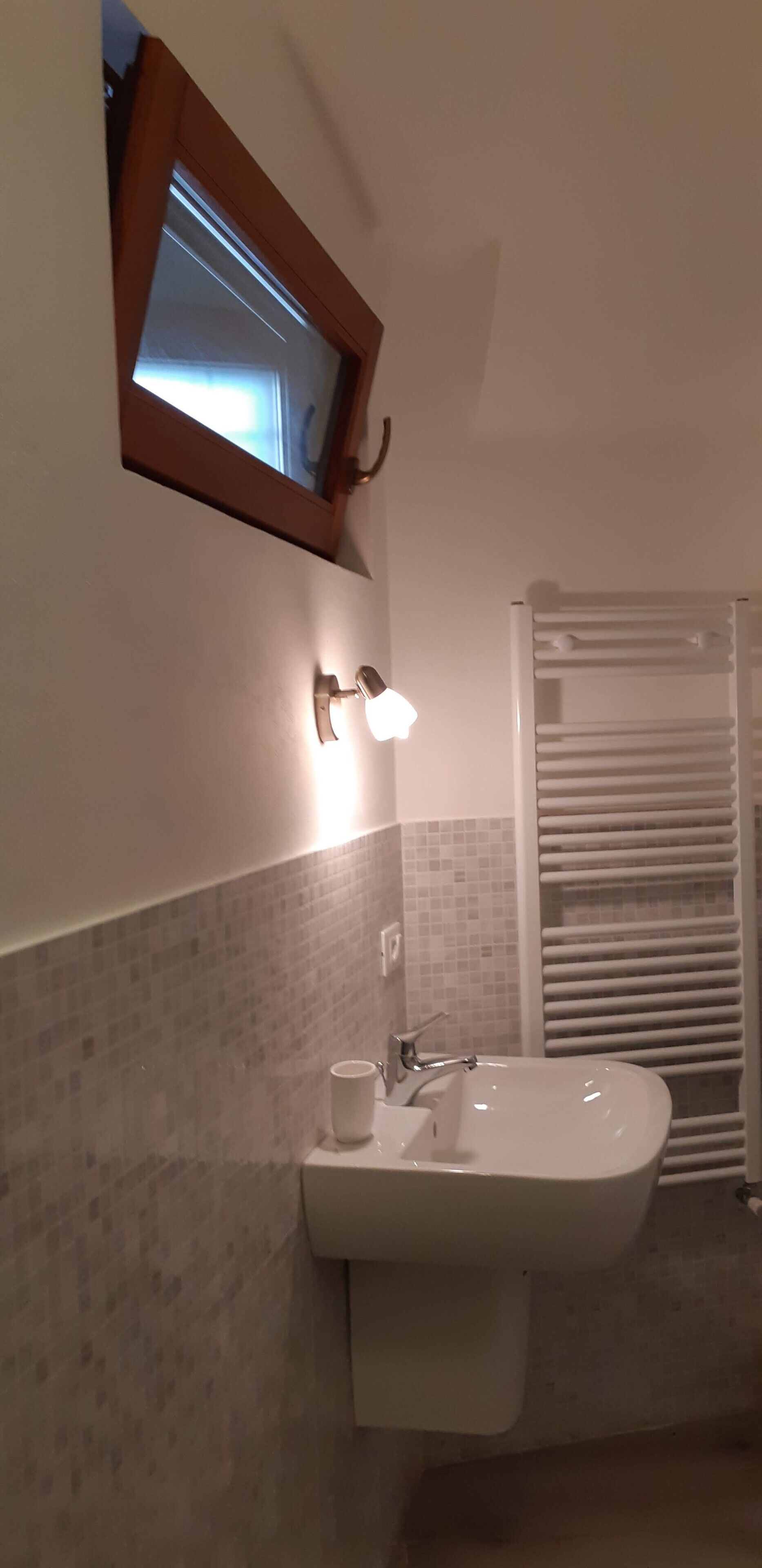 Shower, free toiletries, hair dryer, bidet