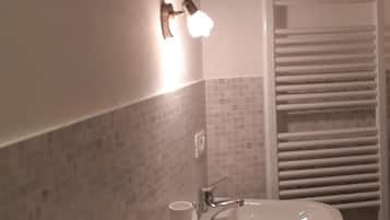 Doccia, set di cortesia gratuito, asciugacapelli, bidet