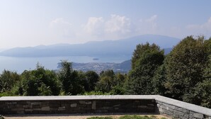A stone bench overlooking a lake with mountains in the background. - Camellia, suggestions between Lake and mountains (Premeno)