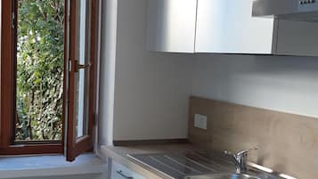 Refrigerador, horno, parrilla de estufa y cafetera y tetera