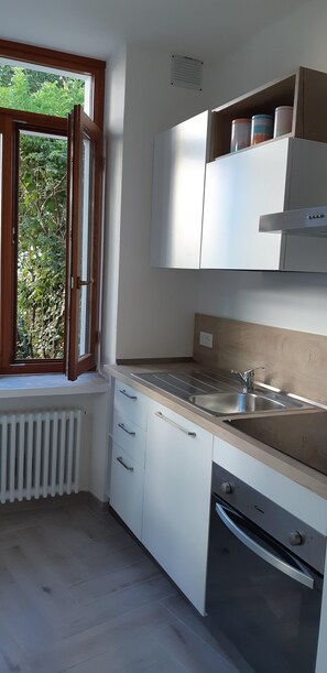 Fridge, oven, stovetop, coffee/tea maker