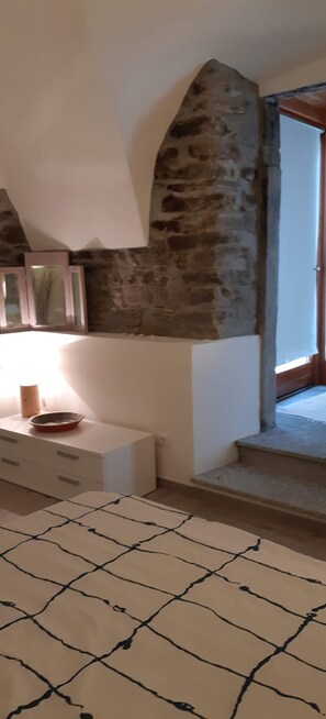 1 habitación, sistema de insonorización y tabla de planchar con plancha 