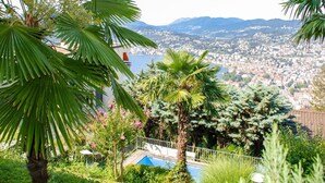 A residential area with a view of a cityscape, including a body of water and mountains in the distance. - Nice apartment in villa with WIFI, private pool, TV, terrace, pets allowed and panoramic view (Lugano)