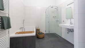 Bathtub, hair dryer, towels - The old warehouse: a completely renovated apartment in the center of Leiden (Leiden)