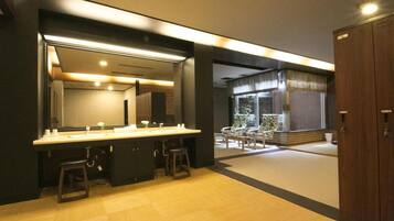 Combined shower/bathtub, free toiletries, hair dryer, slippers