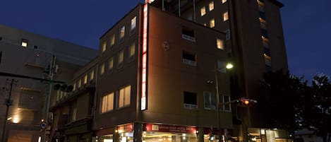Fachada de la propiedad por la tarde o noche
