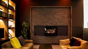 Ein gemütliches Wohnzimmer mit Kamin, zwei Sofas, einem Couchtisch und einem Bücherregal.
