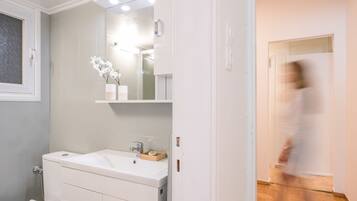 Apartment | Bathroom | Combined shower/tub, deep soaking tub, rainfall showerhead, hair dryer