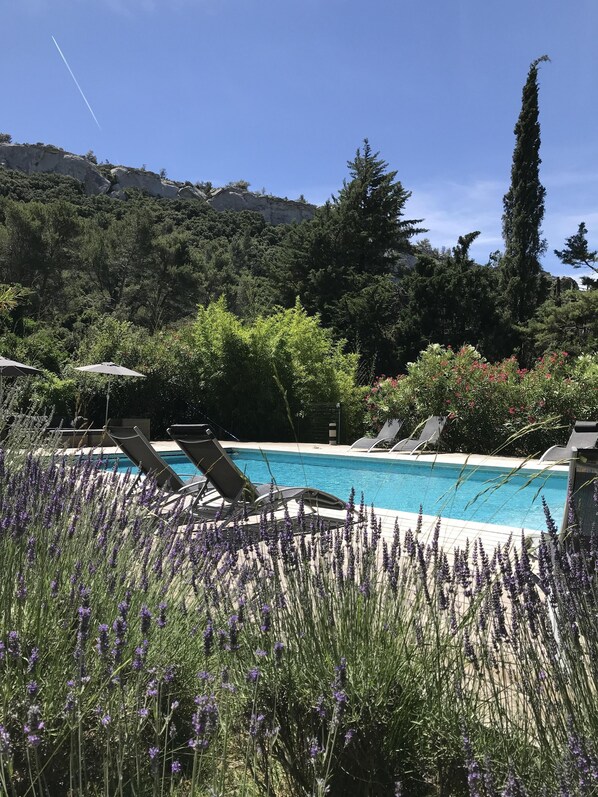 Una piscina al aire libre, una piscina climatizada