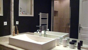 Baignoire, séchoir à cheveux, serviettes fournies, papier de toilette