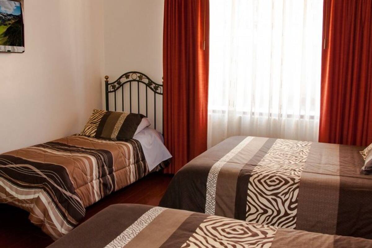 Habitación cuádruple ejecutiva, varias camas, no fumadores | Caja fuerte, wifi gratis, ropa de cama