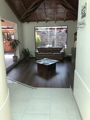 Quầy tiếp tân