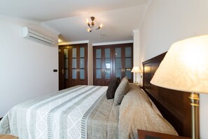 3 bedrooms, in-room safe, iron/ironing board, WiFi