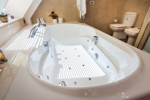 Duschwanne, Haartrockner, Bidet, Handtücher