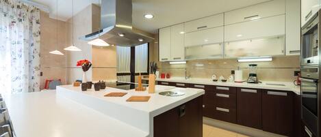 Fridge, oven, stovetop, dishwasher