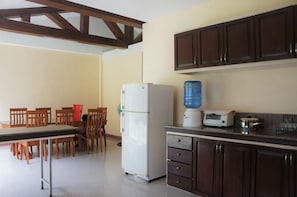 Großer Kühlschrank, Herdplatte, Wasserkocher mit Kaffee-/Teezubehör