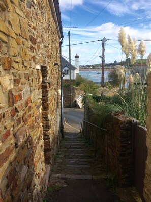 A narrow stone staircase leading to a beachside area with a view of the sea and boats. - Appledore - Hispaniola Stunning 2 bed 2 bath, sleeps 4(+2) and PARKING!!! (Devon)