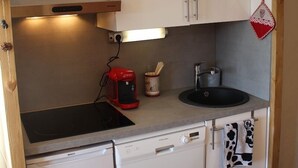 Kaffetrakter/tekoker, kjøleskap, mikrobølgeovn og kokeplater