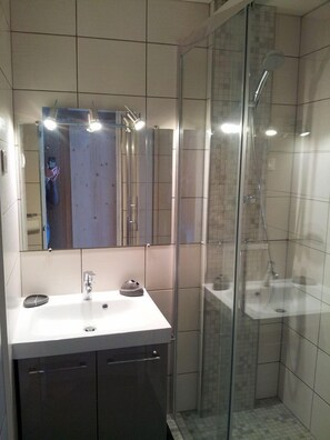 Dusche, Haartrockner, Handtücher