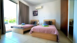 3 chambres, coffres-forts dans les chambres, fer et planche à repasser