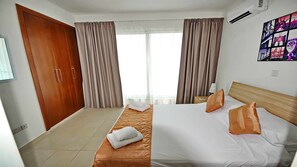 3 bedrooms, in-room safe, iron/ironing board, travel cot - Villa Nasia (Peyia)