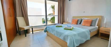 3 bedrooms, in-room safe, iron/ironing board, travel crib