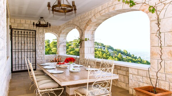 Outdoor dining - Luxury 3 Bed Villa Heated Pool, Seaviews, AirCon, Fast Wi-Fi,Near Historic Towns (Laureto)