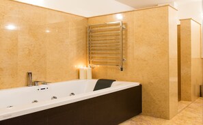 Douche, baignoire à jets, sèche-cheveux, bidet