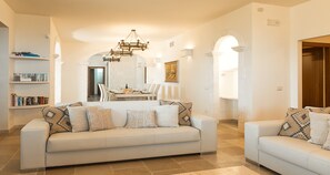 Smart TV, fireplace, video games, DVD player - Luxury 3 Bed Villa Heated Pool, Seaviews, AirCon, Fast Wi-Fi,Near Historic Towns (Laureto)