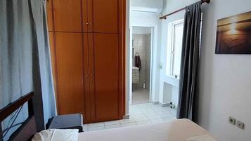 3 bedrooms, in-room safe, iron/ironing board, free WiFi