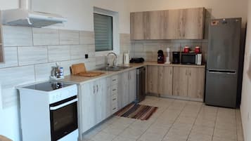 Een koelkast, een microgolfoven, een oven, een vaatwasser