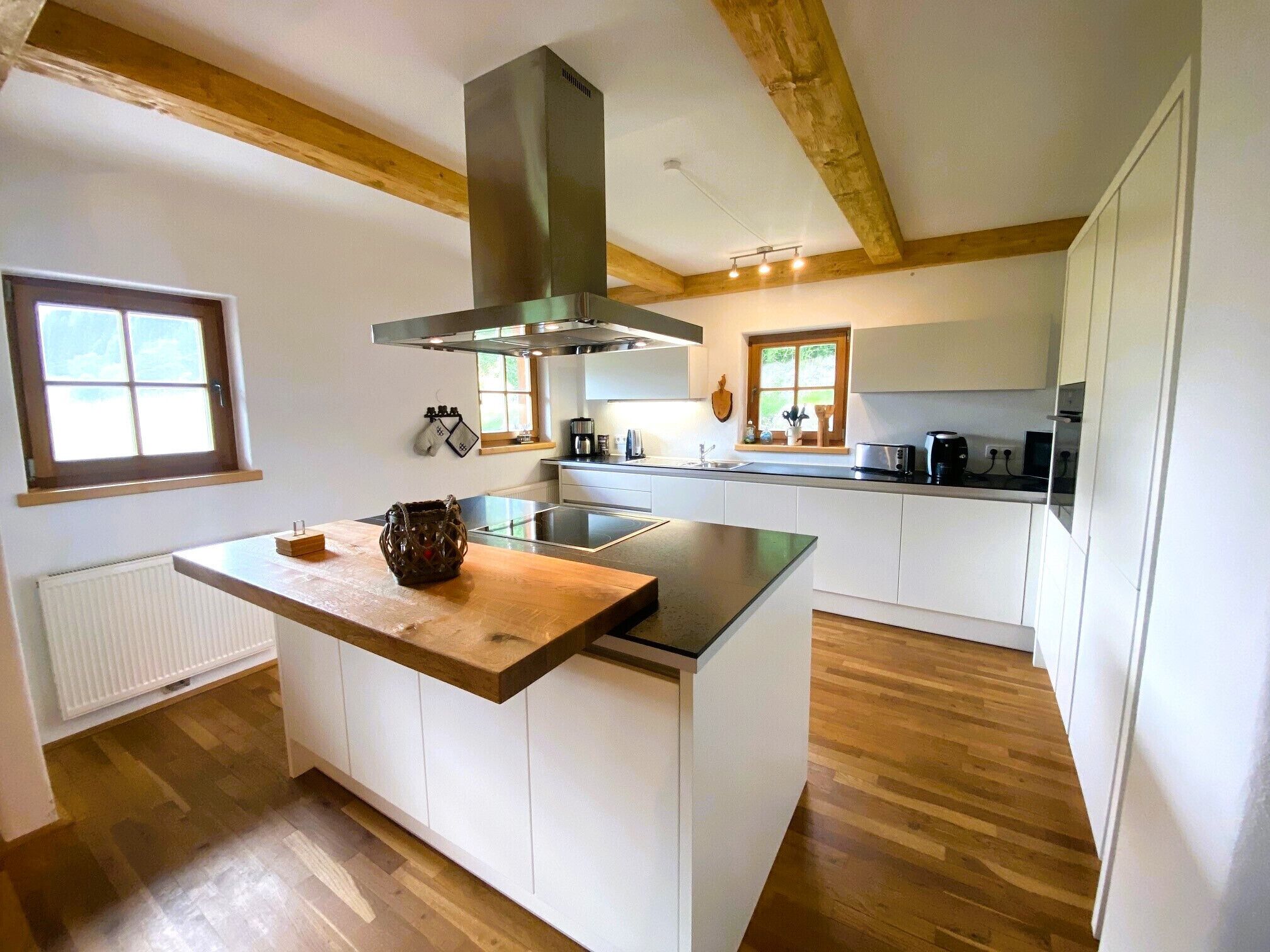 Réfrigérateur, four, lave-vaisselle, cafetière/bouilloire