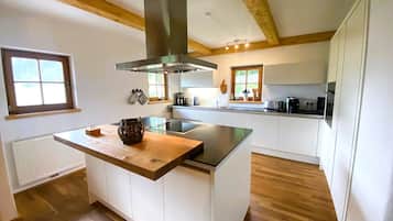 Réfrigérateur, four, lave-vaisselle, cafetière/bouilloire