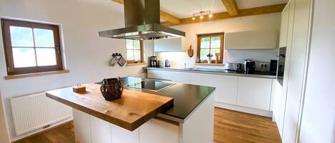 Réfrigérateur, four, lave-vaisselle, cafetiÚre/bouilloire