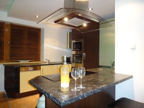 Kühlschrank, Mikrowelle, Ofen, Geschirrspüler