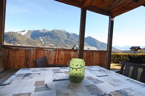 Outdoor dining - Cosy Apartment for 2 to 6 people with wonderful views, and exclusive garden (Seefeld)