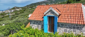 Cute house with pool for 3 people, teracce with sea view, garden