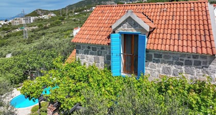 Cute house with pool for 3 people, teracce with sea view, garden