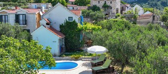Cute house with pool for 3 people, teracce with sea view, garden