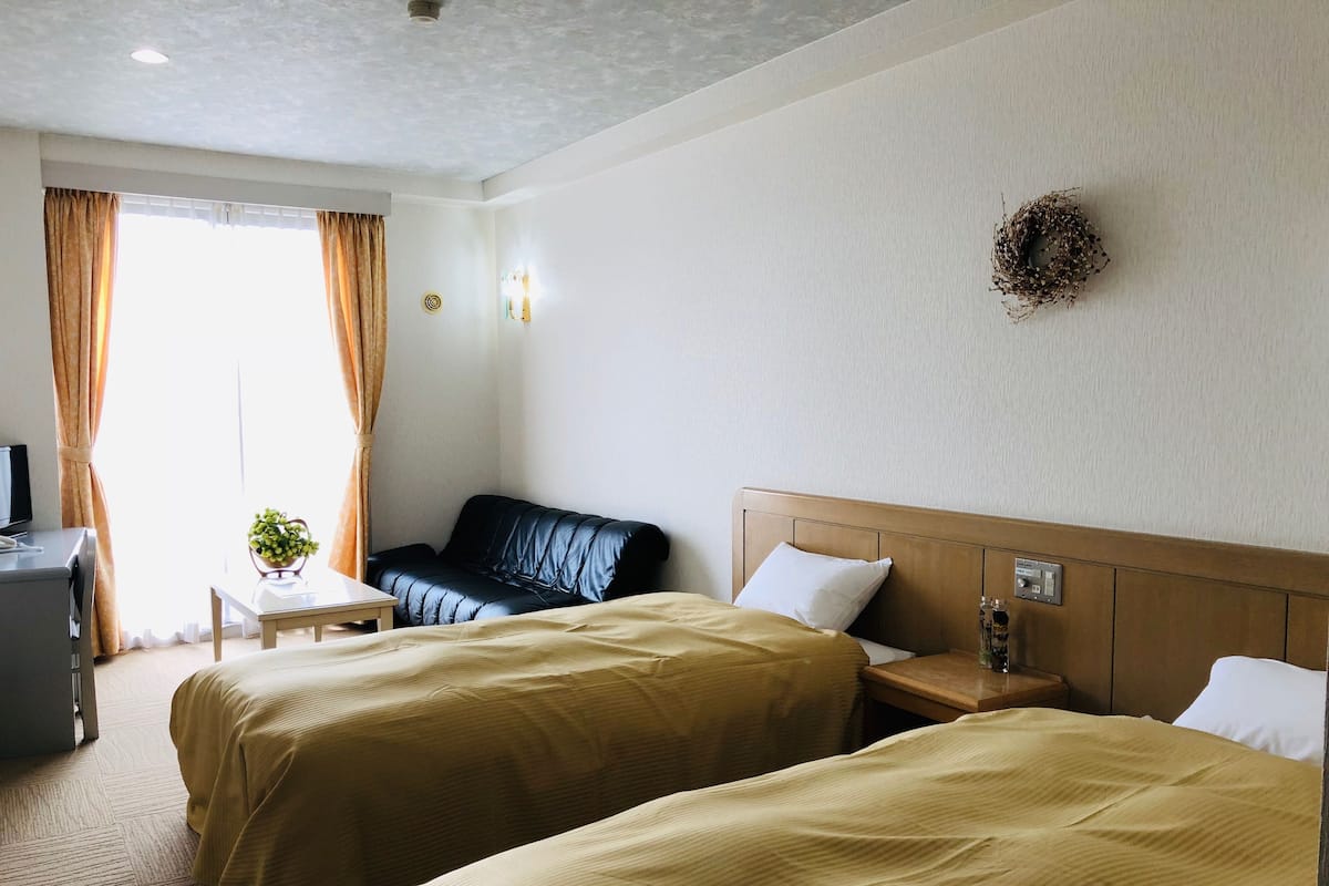 Twin Room | Desk, laptop workspace, bed sheets