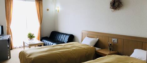 Szoba két külön ággyal | Íróasztal, laptophoz jól használható munkafelület és ágynemű