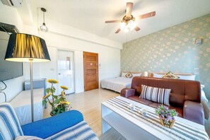 Kamar Quadruple Standar (301) | Tirai kedap cahaya, kedap suara, Wi-Fi gratis, dan seprai linen