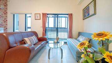 Habitación familiar (201) | Cortinas opacas, sistema de insonorización, wifi gratis y ropa de cama