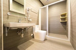 Standard Quadruple Room (301) | Bathroom - Hui Yun B&B (Sanxing)