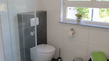 Dusche, Haartrockner, Handtücher, Seife