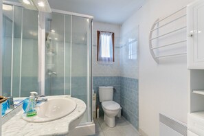 Een douche, een haardroger, zeep, toiletpapier