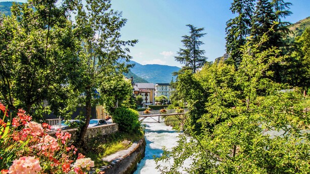 Un río que atraviesa una ciudad con edificios y zonas verdes.