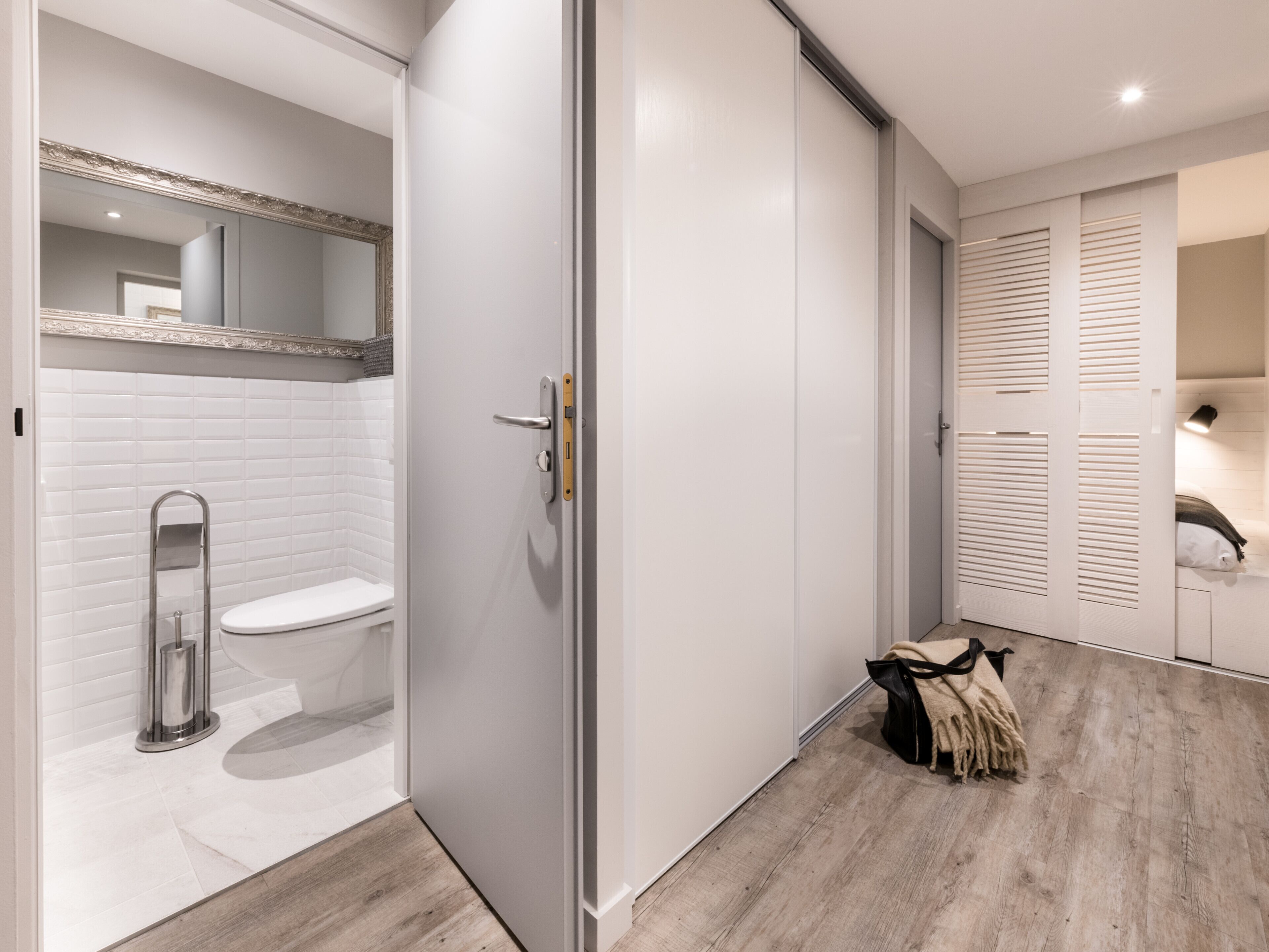 Une salle de bain moderne équipée d’une douche, de toilettes et d’un meuble-lavabo avec un miroir.