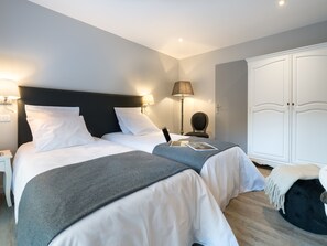 3 slaapkamers, een strijkplank/strijkijzer, reisbedje, wifi